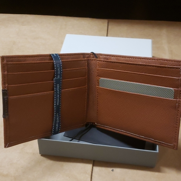 Perry Ellis Portfolio Passcase - Picture 3 of 3